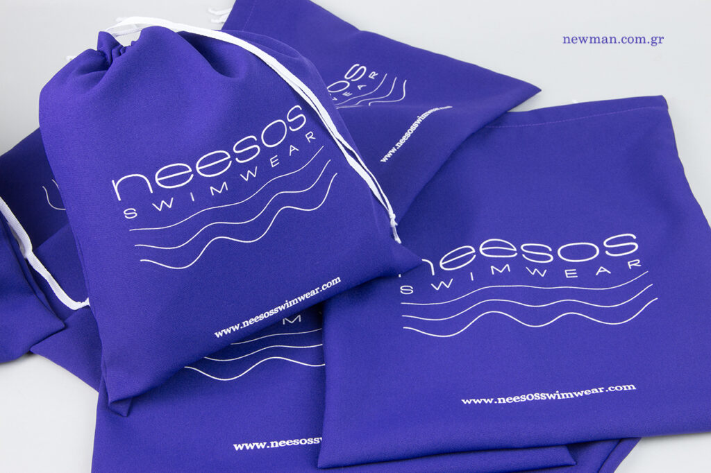 neesos swimwear: Εκτύπωση λογότυπου σε υφασμάτινη συσκευασία.