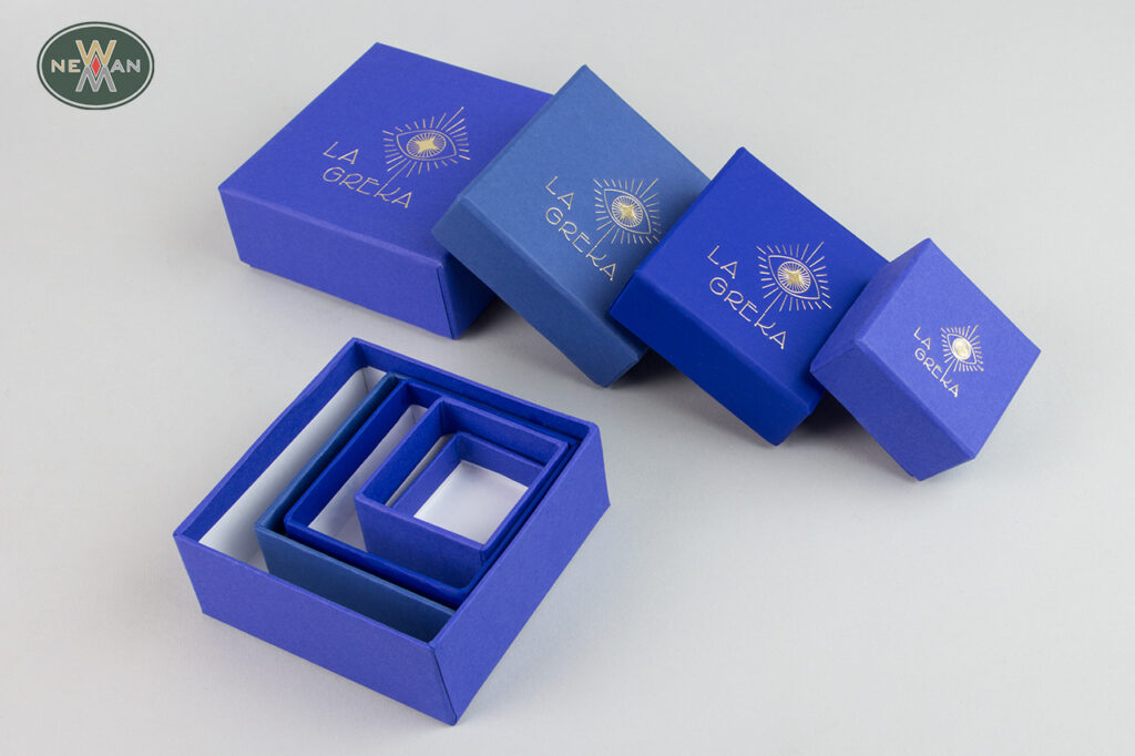 La Greka: Customized packaging boxes with logo.