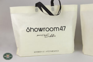 Showroom 47: Τυπωμένη τσάντα συσκευασίας χονδρικής με μαύρη μεταξοτυπία.