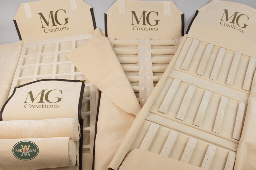 MG Creations: Εκτύπωση λογότυπου σε πανί για δειγματισμό κοσμημάτων.