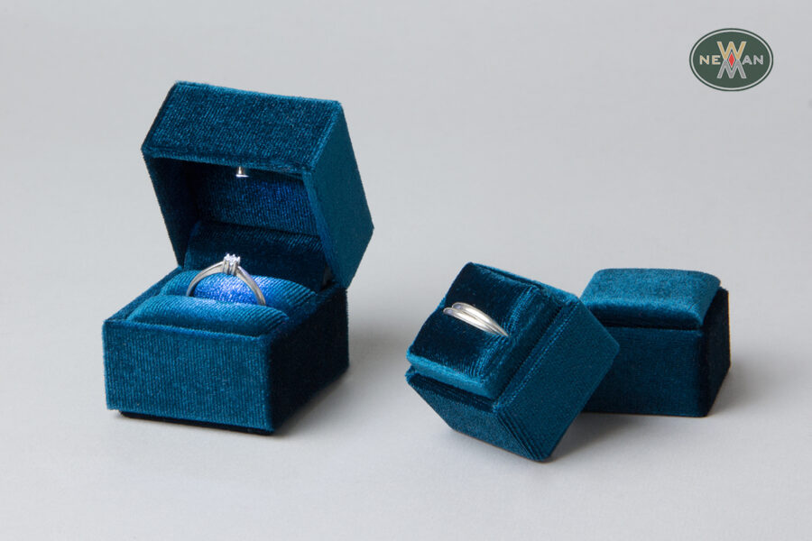 velvet-jewellery-boxes-for-rings-with-led-light-newman-packaging-4825