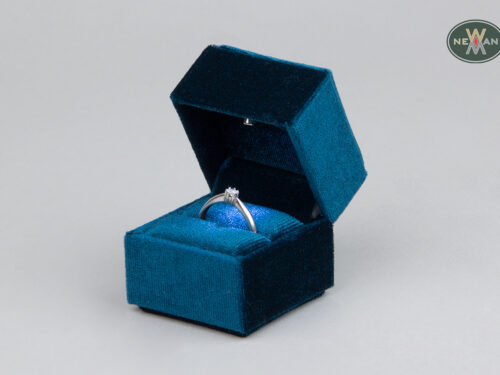 velvet-jewellery-boxes-for-rings-with-led-light-newman-packaging-4826