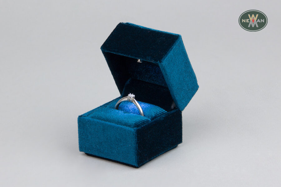 velvet-jewellery-boxes-for-rings-with-led-light-newman-packaging-4826
