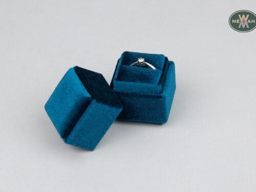 velvet-jewellery-boxes-for-rings-with-led-light-newman-packaging-4827