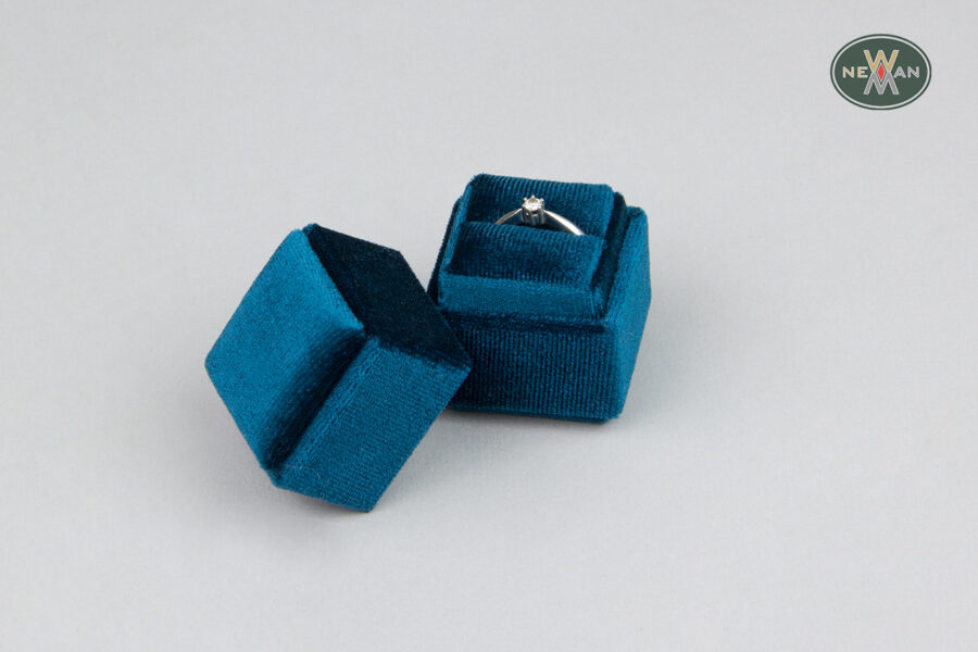 velvet-jewellery-boxes-for-rings-with-led-light-newman-packaging-4827