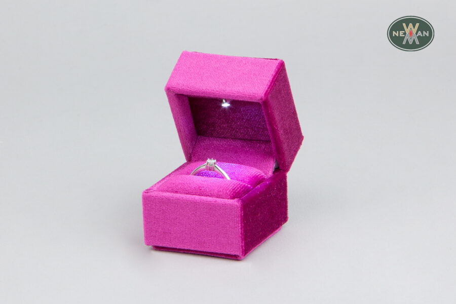 velvet-jewellery-boxes-for-rings-with-led-light-newman-packaging-4828