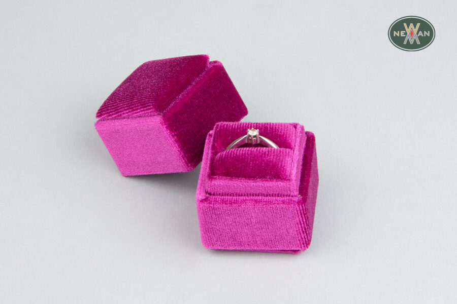velvet-jewellery-boxes-for-rings-with-led-light-newman-packaging-4829