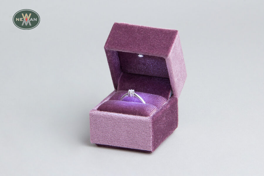 velvet-jewellery-boxes-for-rings-with-led-light-newman-packaging-4830