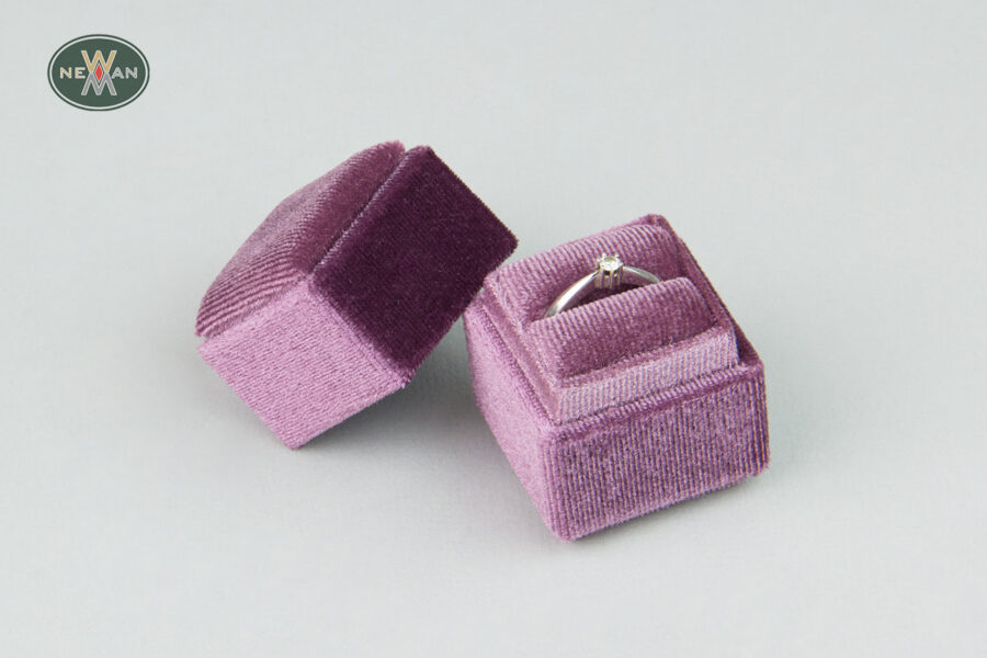velvet-jewellery-boxes-for-rings-with-led-light-newman-packaging-4831