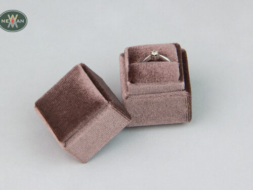 velvet-jewellery-boxes-for-rings-with-led-light-newman-packaging-4832