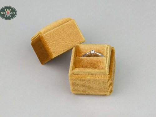 velvet-jewellery-boxes-for-rings-with-led-light-newman-packaging-4833
