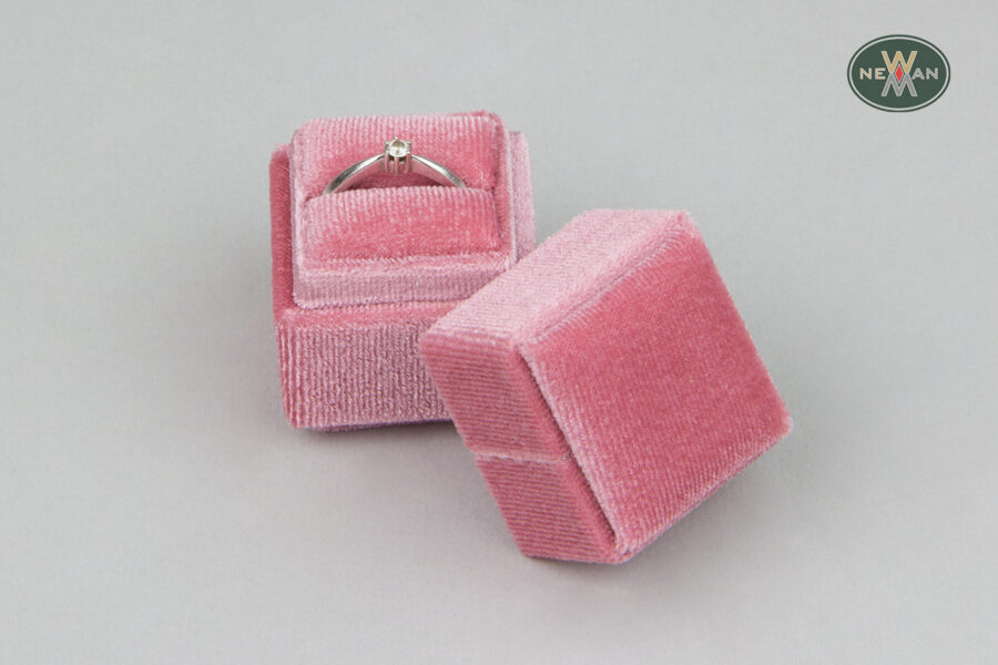 velvet-jewellery-boxes-for-rings-with-led-light-newman-packaging-4835