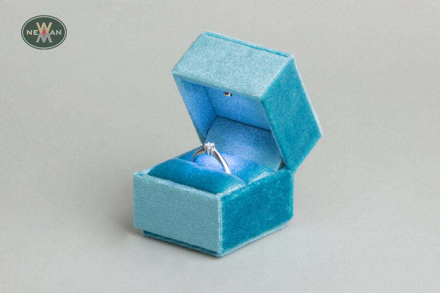 velvet-jewellery-boxes-for-rings-with-led-light-newman-packaging-4838