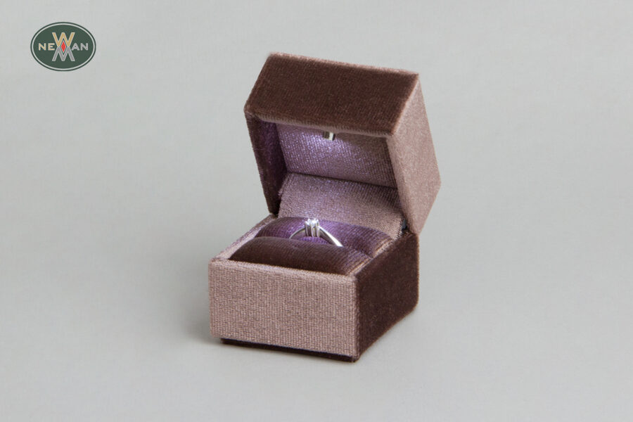 velvet-jewellery-boxes-for-rings-with-led-light-newman-packaging-4839