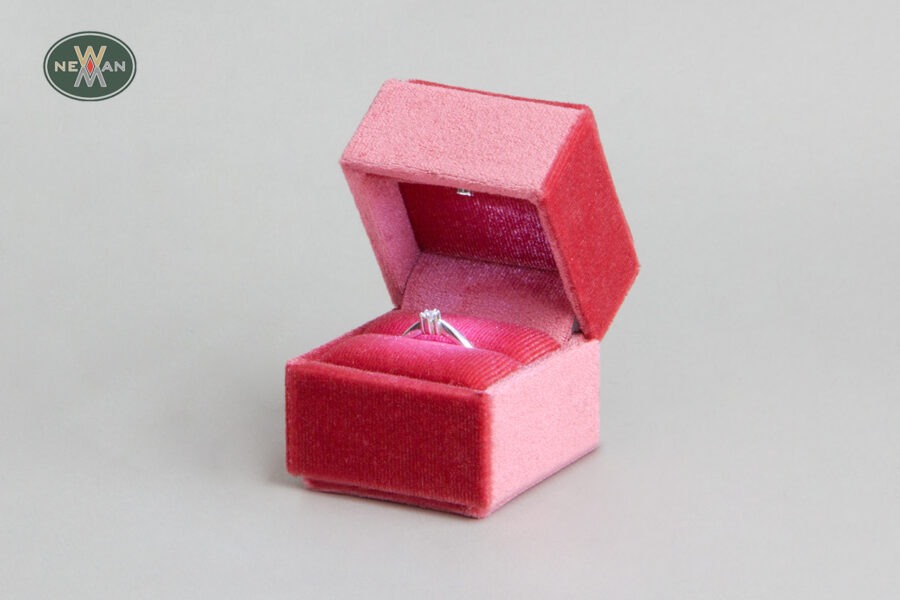 velvet-jewellery-boxes-for-rings-with-led-light-newman-packaging-4840