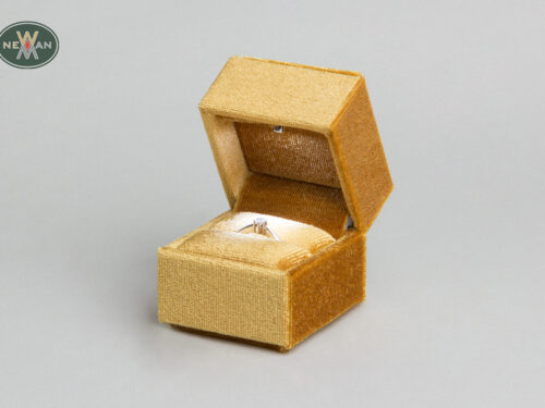 velvet-jewellery-boxes-for-rings-with-led-light-newman-packaging-4841