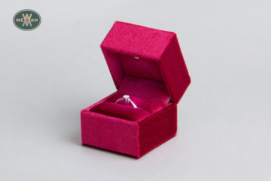 velvet-jewellery-boxes-for-rings-with-led-light-newman-packaging-4843
