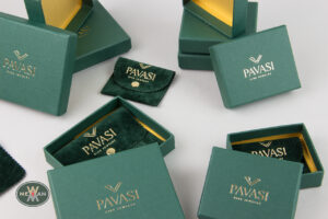 Pavasi – Fine jewelry: Paper boxes and suede pouches with logo.