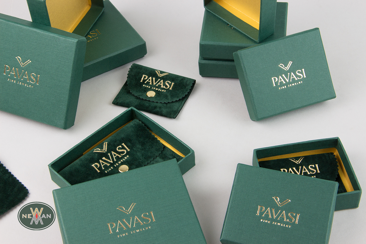 Pavasi – Fine jewelry: Χάρτινα κουτιά και σουέτ πουγκιά με λογότυπο.