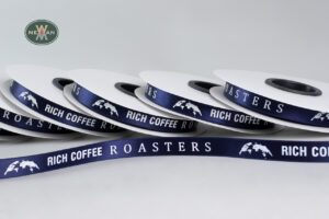 Rich Coffee roasters: Σατέν πολυτελείας κορδέλες NewMan με λογότυπο.